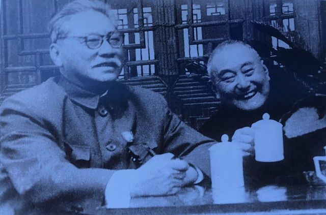 新中國成立初期，胡厥文與黃炎培在一起.jpg