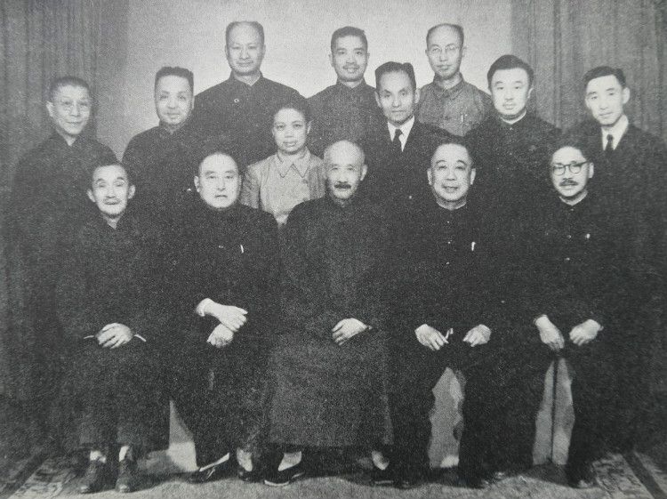 參加第一屆全國政協(xié)會議的民建代表。前排右一是胡厥文.jpg