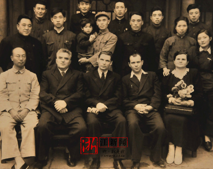 1951年施存統(tǒng)(前排左1)在勞動部送別蘇聯(lián)專家時合影.jpg