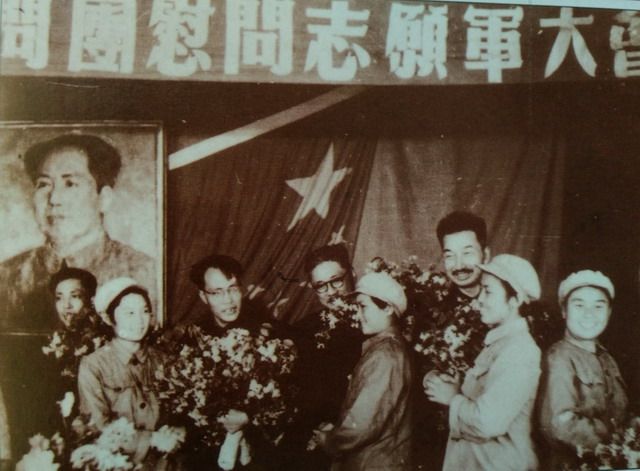 1953年，胡厥文（左四）率團(tuán)赴朝鮮慰問中國人民志愿軍。.jpg