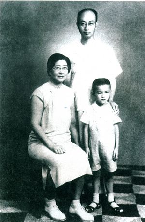 施復亮與妻兒合照.jpg